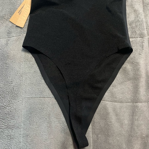 SKIMS Medium - Picture 3 of 4